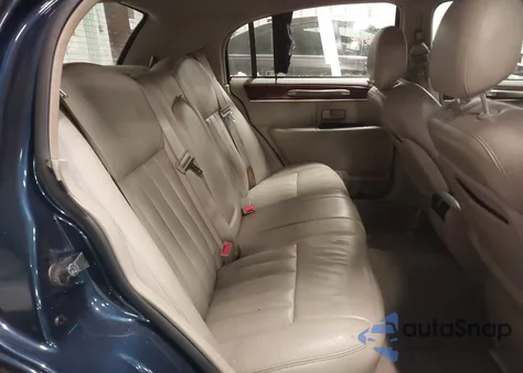 2003 Lincoln Town Car Signature z USA, uszkodzony, nr VIN 1LNHM82W43Y637935